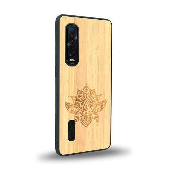 Coque de protection en bois véritable fabriquée en France pour Oppo Find X2 Pro sur le thème de la nature et du yoga avec une gravure zen représentant une fleur de lotus