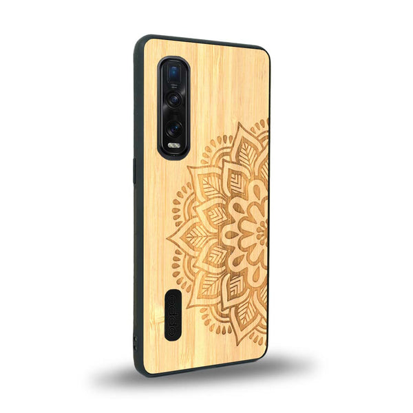 Coque de protection en bois véritable fabriquée en France pour Oppo Find X2 Pro sur le thème de la bohème et du tatouage au henné avec une gravure représentant un mandala
