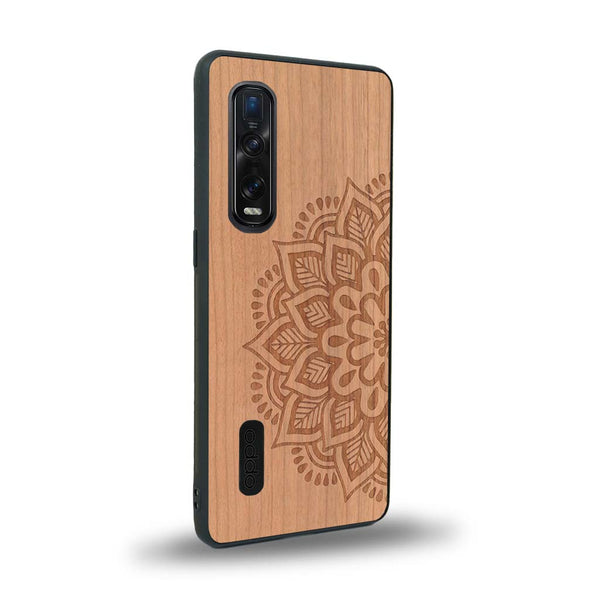 Coque de protection en bois véritable fabriquée en France pour Oppo Find X2 Pro sur le thème de la bohème et du tatouage au henné avec une gravure représentant un mandala