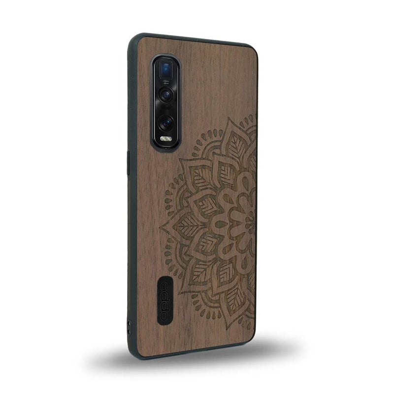 Coque de protection en bois véritable fabriquée en France pour Oppo Find X2 Pro sur le thème de la bohème et du tatouage au henné avec une gravure représentant un mandala