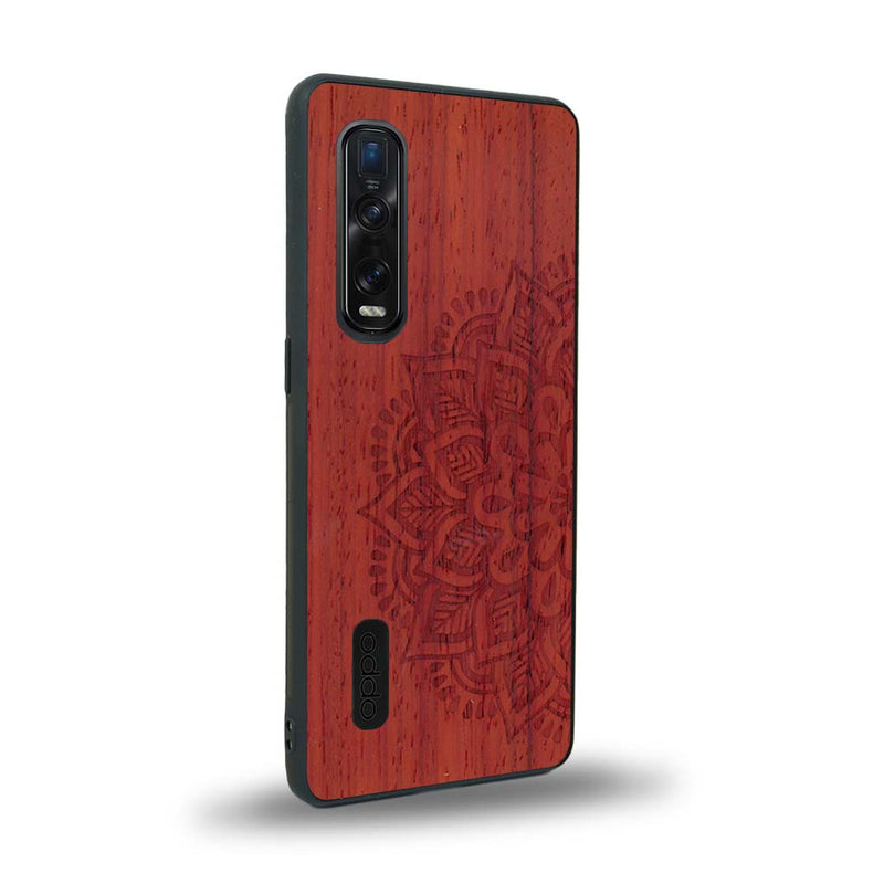 Coque de protection en bois véritable fabriquée en France pour Oppo Find X2 Pro sur le thème de la bohème et du tatouage au henné avec une gravure représentant un mandala