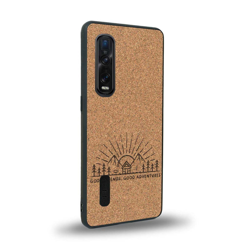 Coque de protection en bois véritable fabriquée en France pour Oppo Find X2 Pro sur le thème chill et nature avec un motif représentant un levé de soleil sur un paysage de montagne avec des sapins et un chalet et la phrase "Good friends, good adventure"