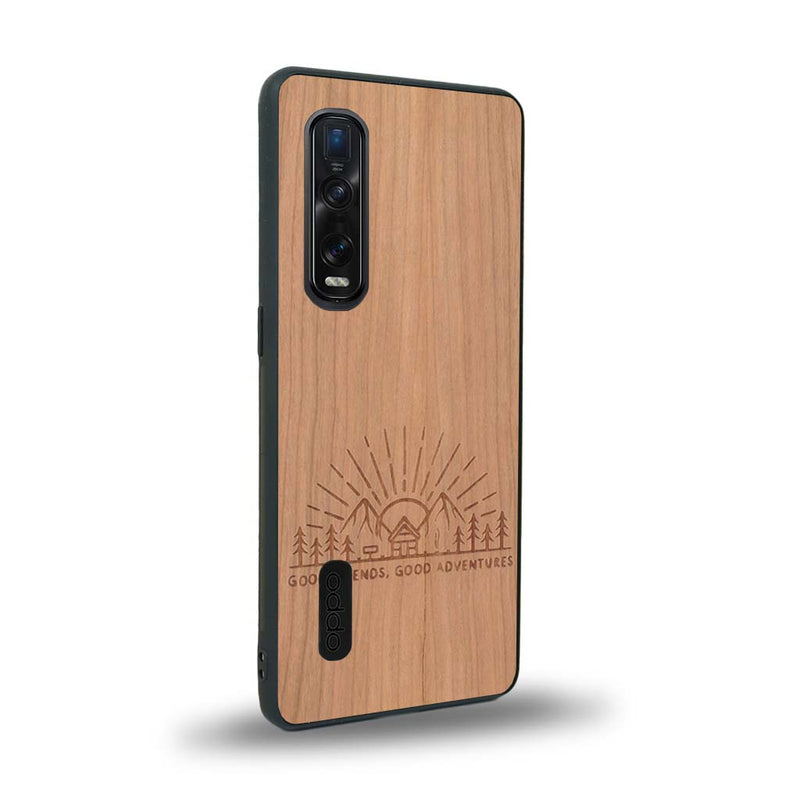 Coque de protection en bois véritable fabriquée en France pour Oppo Find X2 Pro sur le thème chill et nature avec un motif représentant un levé de soleil sur un paysage de montagne avec des sapins et un chalet et la phrase "Good friends, good adventure"