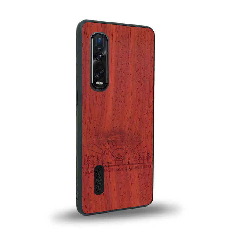 Coque de protection en bois véritable fabriquée en France pour Oppo Find X2 Pro sur le thème chill et nature avec un motif représentant un levé de soleil sur un paysage de montagne avec des sapins et un chalet et la phrase "Good friends, good adventure"