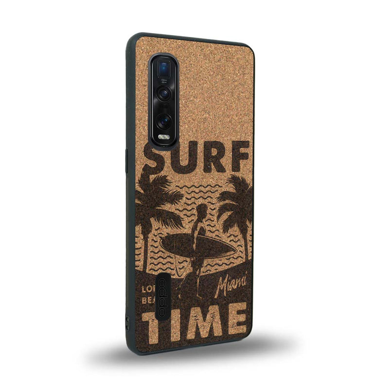 Coque de protection en bois véritable fabriquée en France pour Oppo Find X2 Pro sur le thème chill avec un motif représentant une silouhette tenant une planche de surf sur une plage entouré de palmiers et les mots "Surf Time Long Beach Miami"