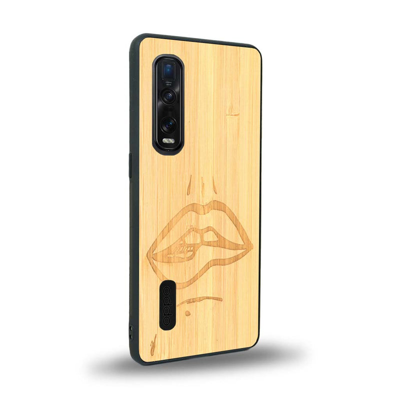 Coque de protection en bois véritable fabriquée en France pour Oppo Find X2 Pro représentant de manière minimaliste une bouche de féminine se mordant le coin de la lèvre de manière sensuelle dessinée à la main par l'artiste Maud Dabs