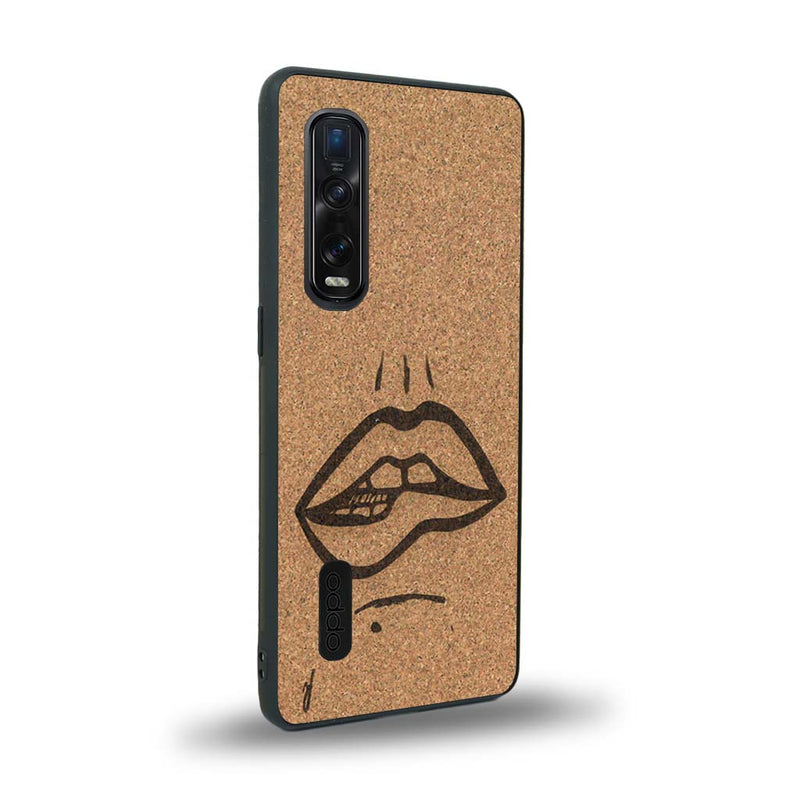 Coque de protection en bois véritable fabriquée en France pour Oppo Find X2 Pro représentant de manière minimaliste une bouche de féminine se mordant le coin de la lèvre de manière sensuelle dessinée à la main par l'artiste Maud Dabs