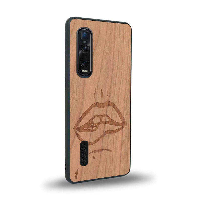 Coque de protection en bois véritable fabriquée en France pour Oppo Find X2 Pro représentant de manière minimaliste une bouche de féminine se mordant le coin de la lèvre de manière sensuelle dessinée à la main par l'artiste Maud Dabs