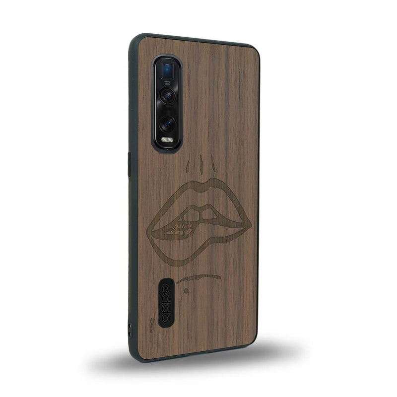 Coque de protection en bois véritable fabriquée en France pour Oppo Find X2 Pro représentant de manière minimaliste une bouche de féminine se mordant le coin de la lèvre de manière sensuelle dessinée à la main par l'artiste Maud Dabs