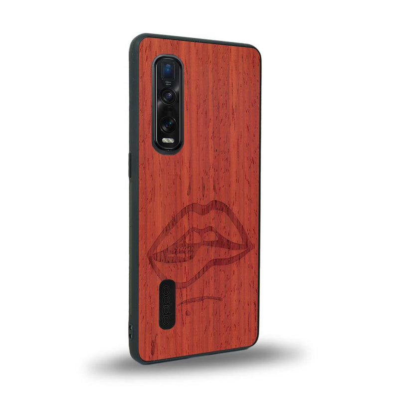 Coque de protection en bois véritable fabriquée en France pour Oppo Find X2 Pro représentant de manière minimaliste une bouche de féminine se mordant le coin de la lèvre de manière sensuelle dessinée à la main par l'artiste Maud Dabs