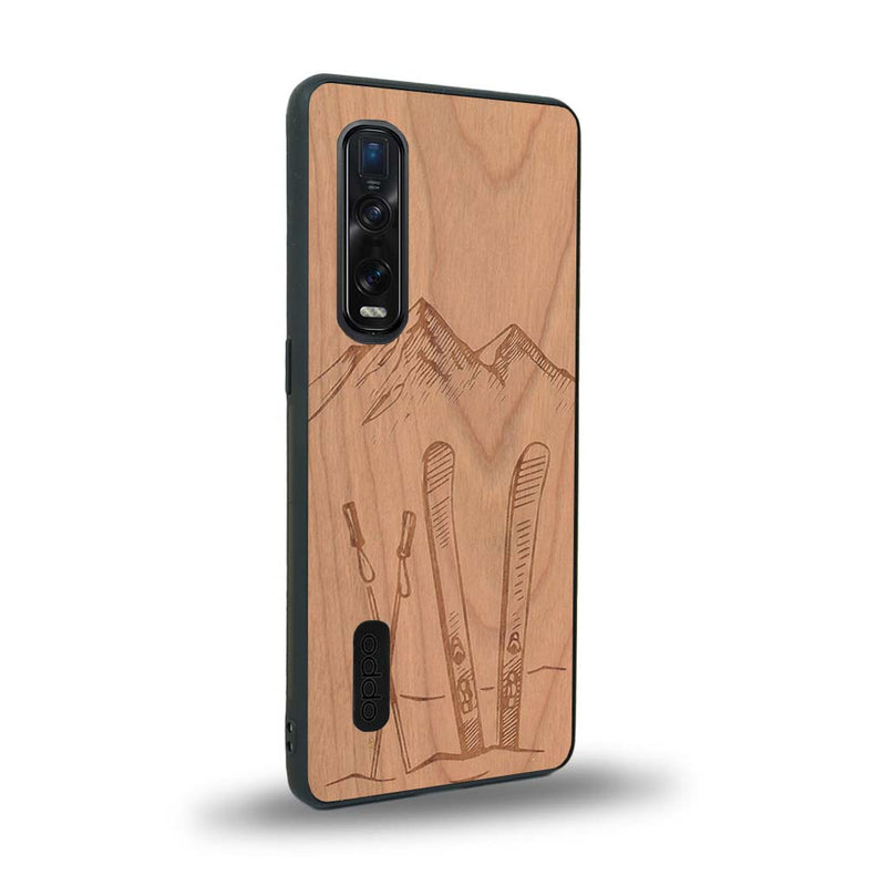 Coque de protection en bois véritable fabriquée en France pour Oppo Find X2 Pro sur le thème de la montagne, du ski et de la neige avec un motif représentant une paire de ski plantée dans la neige avec en fond des montagnes enneigées