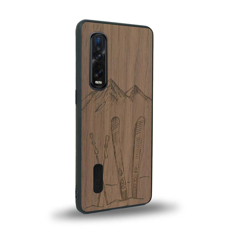 Coque de protection en bois véritable fabriquée en France pour Oppo Find X2 Pro sur le thème de la montagne, du ski et de la neige avec un motif représentant une paire de ski plantée dans la neige avec en fond des montagnes enneigées