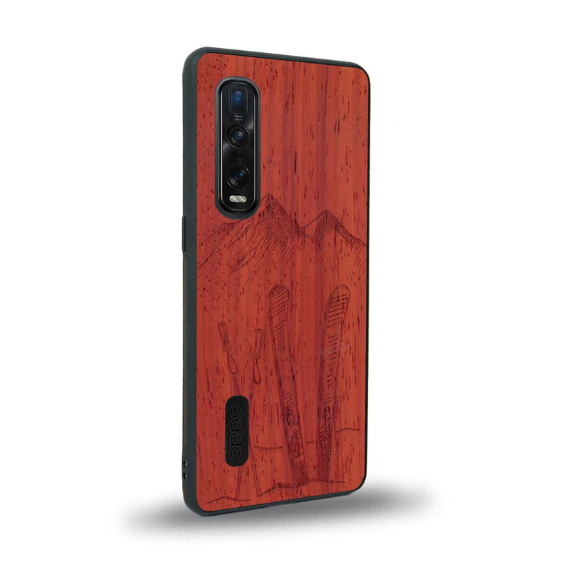 Coque de protection en bois véritable fabriquée en France pour Oppo Find X2 Pro sur le thème de la montagne, du ski et de la neige avec un motif représentant une paire de ski plantée dans la neige avec en fond des montagnes enneigées