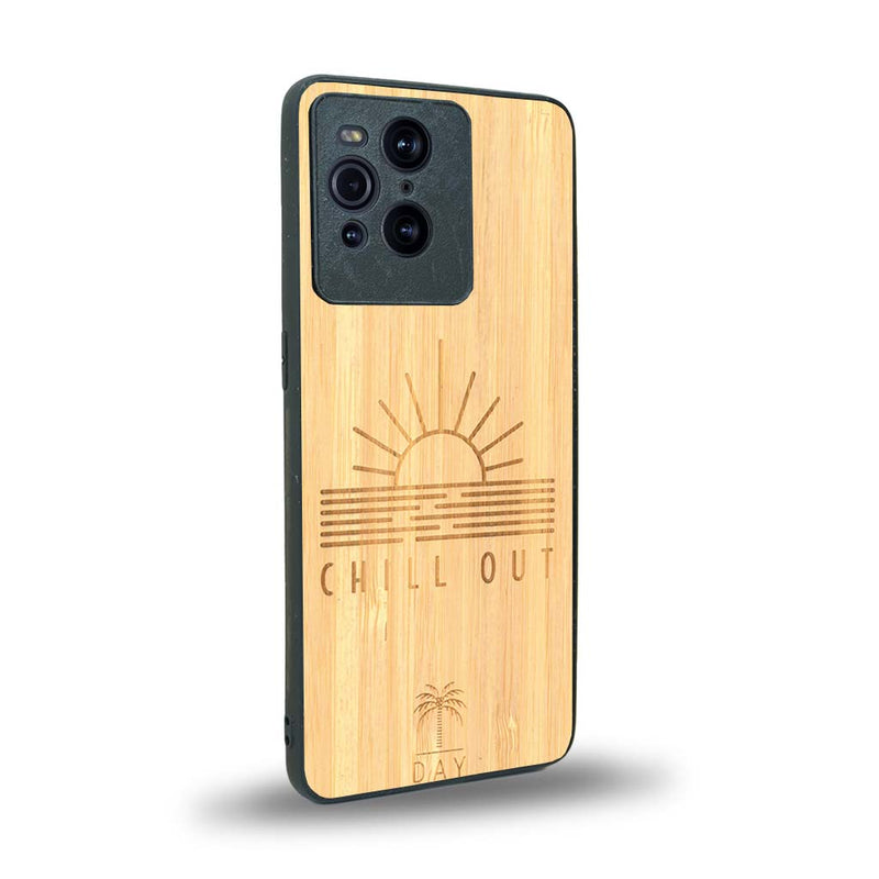 Coque de protection en bois véritable fabriquée en France pour Oppo Find X3 Pro sur le thème chill avec un motif représentant un couché de soleil sur l'océan et la phrase "Chill out"