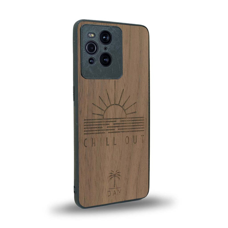 Coque de protection en bois véritable fabriquée en France pour Oppo Find X3 Pro sur le thème chill avec un motif représentant un couché de soleil sur l'océan et la phrase "Chill out"