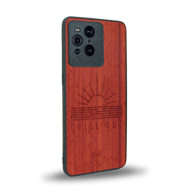 Coque de protection en bois véritable fabriquée en France pour Oppo Find X3 Pro sur le thème chill avec un motif représentant un couché de soleil sur l'océan et la phrase "Chill out"