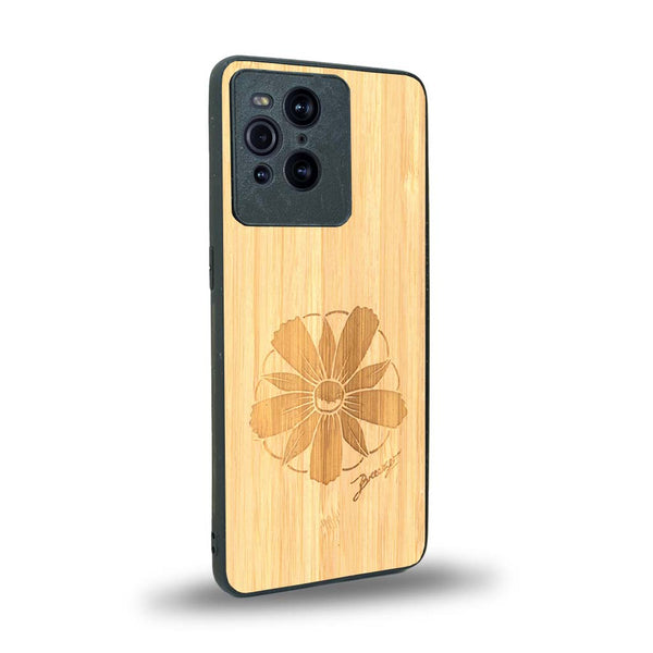 Coque de protection en bois véritable fabriquée en France pour Oppo Find X3 Pro sur le thème des fleurs et de la montagne avec un motif de gravure représentant les pétales d'une fleur des montagnes