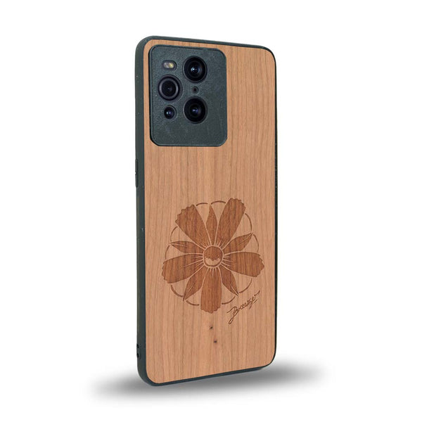 Coque de protection en bois véritable fabriquée en France pour Oppo Find X3 Pro sur le thème des fleurs et de la montagne avec un motif de gravure représentant les pétales d'une fleur des montagnes