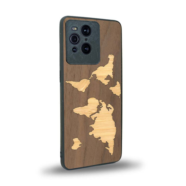 Coque de protection en bois véritable fabriquée en France pour Oppo Find X3 Pro alliant du bambou et du noyer sur le thème du voyage et de l'aventure représentant une mappemonde