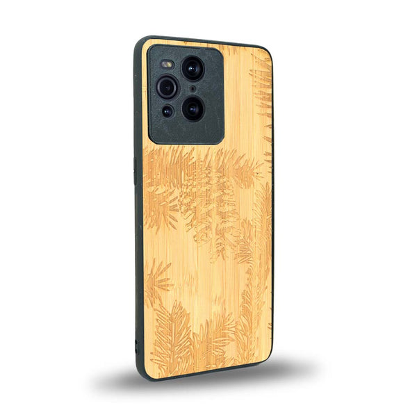 Coque de protection en bois véritable fabriquée en France pour Oppo Find X3 Pro sur le thème de la nature des arbres avec un motif de gravure représentant des épines de sapin et des pommes de pin