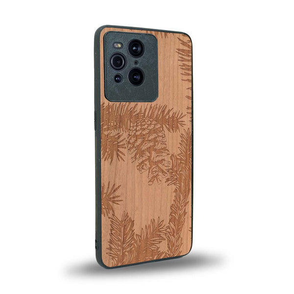 Coque de protection en bois véritable fabriquée en France pour Oppo Find X3 Pro sur le thème de la nature des arbres avec un motif de gravure représentant des épines de sapin et des pommes de pin