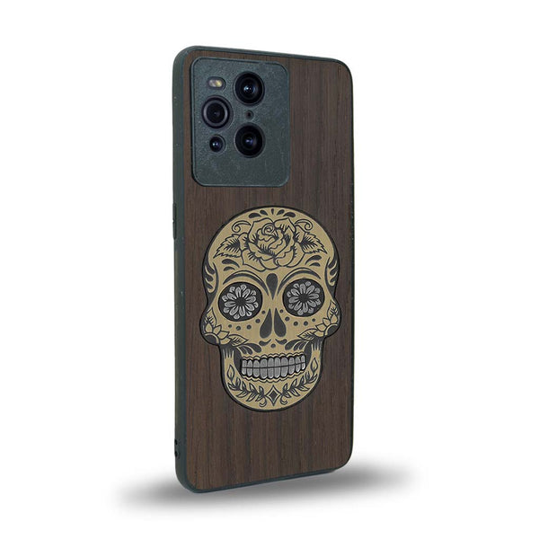 Coque de protection en bois véritable fabriquée en France pour Oppo Find X3 Pro alliant du chêne fumé avec du métal argenté et doré représentant une tête de mort mexicaine sur le thème Dia de los Muertos