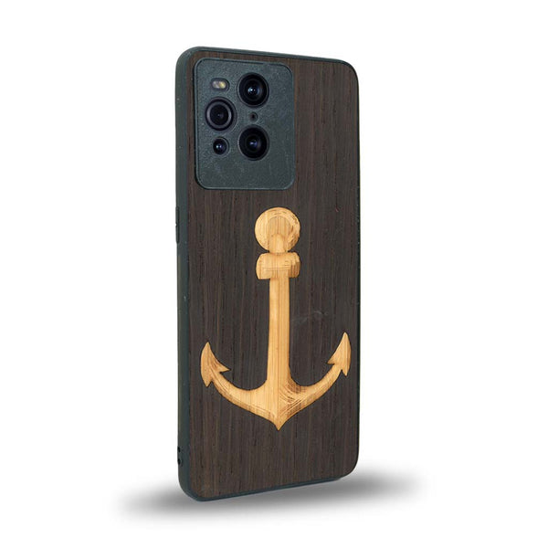 Coque de protection en bois véritable fabriquée en France pour Oppo Find X3 Pro sur le thème nautique avec un bois clair et un bois foncé représentant une ancre de bateau