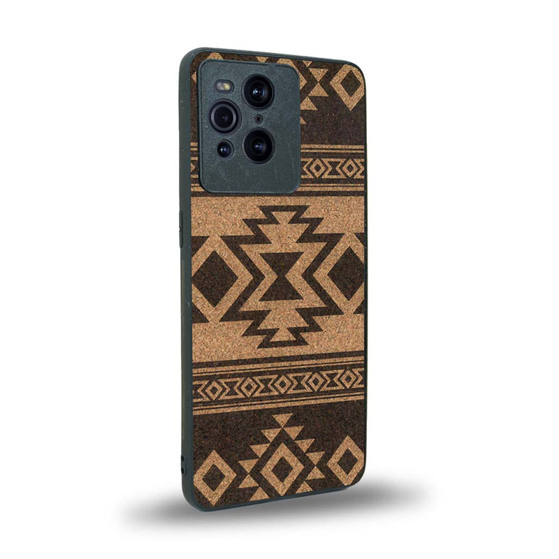 Coque de protection en bois véritable fabriquée en France pour Oppo Find X3 Pro avec des motifs géométriques s'inspirant des temples aztèques, mayas et incas