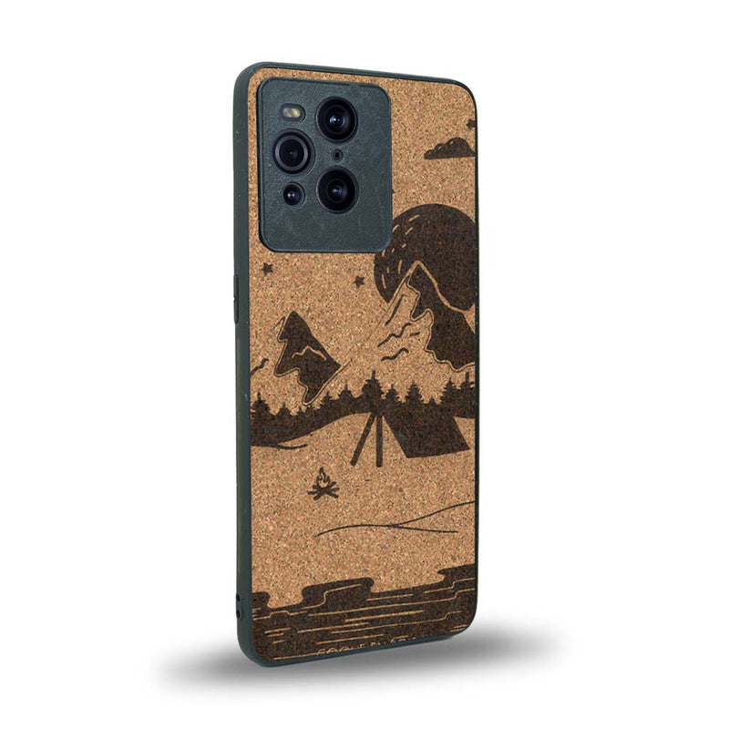 Coque de protection en bois véritable fabriquée en France pour Oppo Find X3 Pro sur le thème du camping en pleine nature représentant une tente avec un feu de camp entouré de montagnes