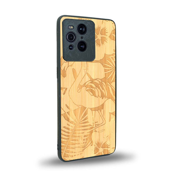 Coque de protection en bois véritable fabriquée en France pour Oppo Find X3 Pro sur le thème de la nature et des animaux représentant un flamant rose entre des fougères