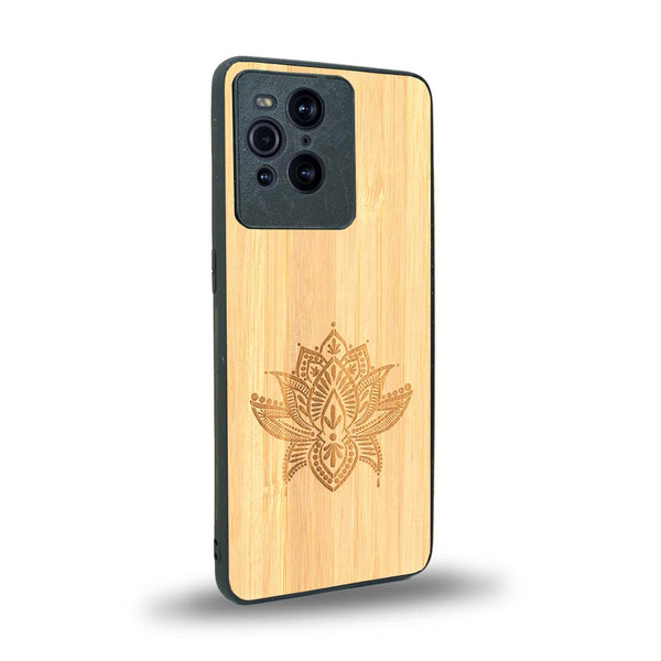 Coque de protection en bois véritable fabriquée en France pour Oppo Find X3 Pro sur le thème de la nature et du yoga avec une gravure zen représentant une fleur de lotus