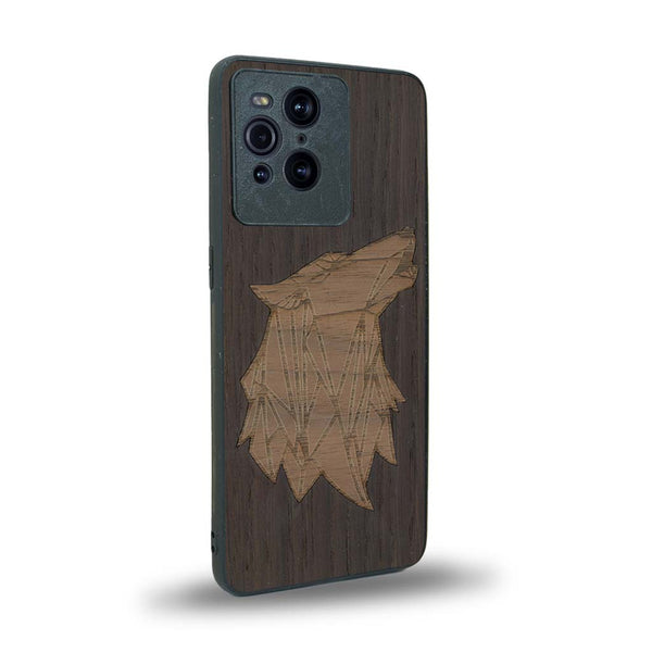 Coque de protection en bois véritable fabriquée en France pour Oppo Find X3 Pro alliant du chêne fumé et du noyer représentant une tête de loup géométrique de profil sur le thème des animaux et de la nature