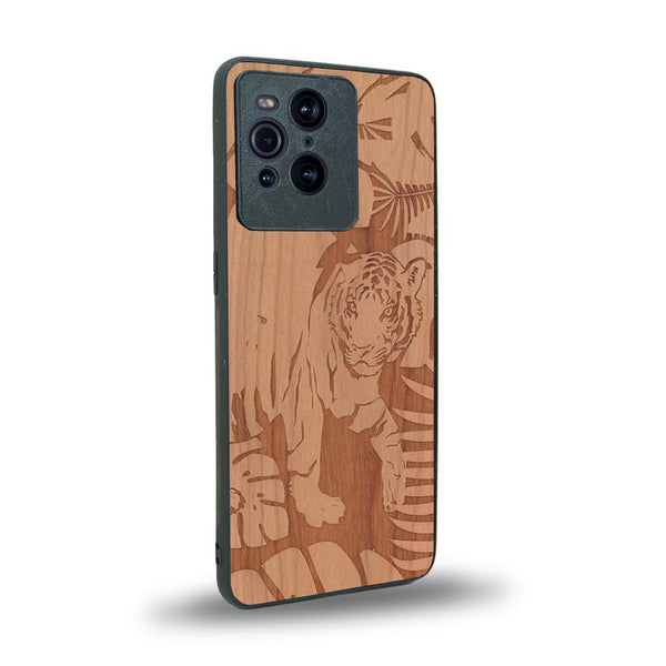 Coque de protection en bois véritable fabriquée en France pour Oppo Find X3 Pro sur le thème de la nature et des animaux représentant un tigre dans la jungle entre des fougères