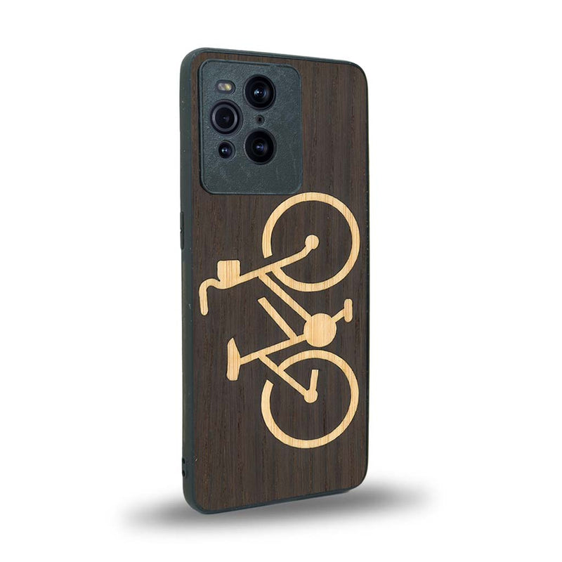 Coque de protection en bois véritable fabriquée en France pour Oppo Find X3 Pro sur le theme du vélo et de l'outdoor qui allie du bambou et du chêne fumé représentant un vélo