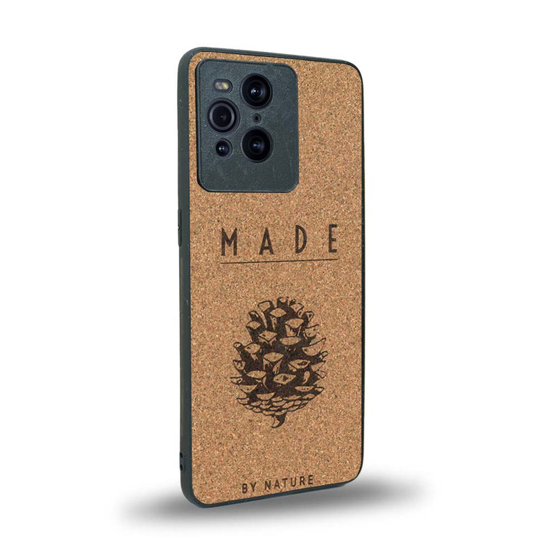 Coque de protection en bois véritable fabriquée en France pour Oppo Find X3 Pro sur le thème de la nature et des arbres avec une gravure représentant une pomme de pin et la phrase "made by nature"