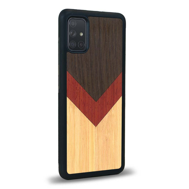 Coque de protection en bois véritable fabriquée en France pour Samsung A02S alliant du chêne fumé, du padouk et du bambou en forme de chevron sur le thème de l'art abstrait