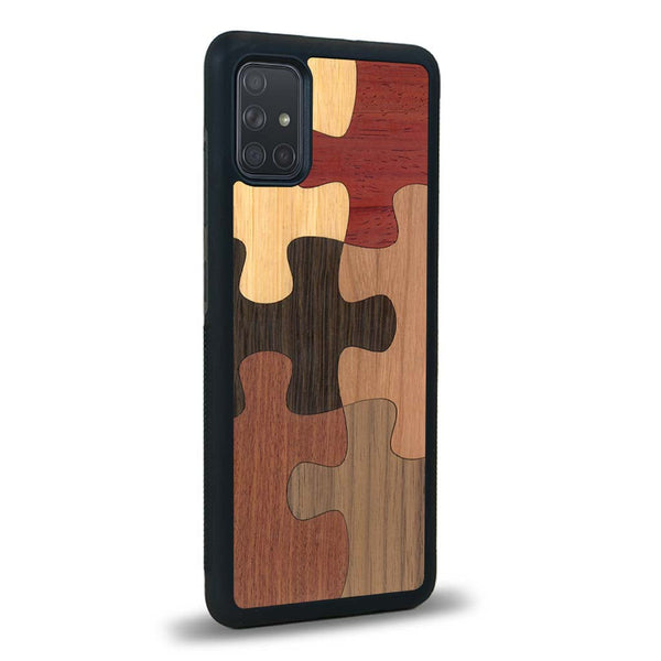 Coque de protection en bois véritable fabriquée en France pour Samsung A02S représentant un puzzle en six pièces qui allie du chêne fumé, du noyer, du bambou, du padouk, du merisier et de l'acajou