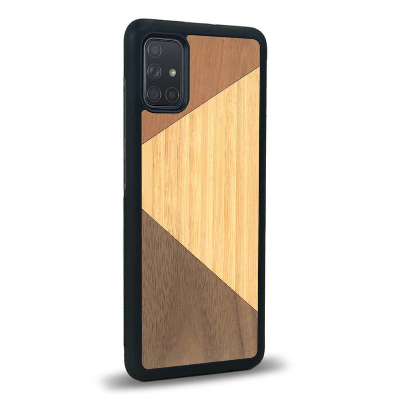 Coque de protection en bois véritable fabriquée en France pour Samsung A02S alliant du merisier, du noyer et du bambou formant chacun deux triangles et un trapèze avec deux jointures en diagonale sur le thème de l'art abstrait