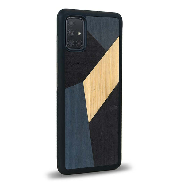 Coque de protection en bois véritable fabriquée en France pour Samsung A02S alliant du bambou, du tulipier bleu et noir en forme de mosaïque minimaliste sur le thème de l'art abstrait
