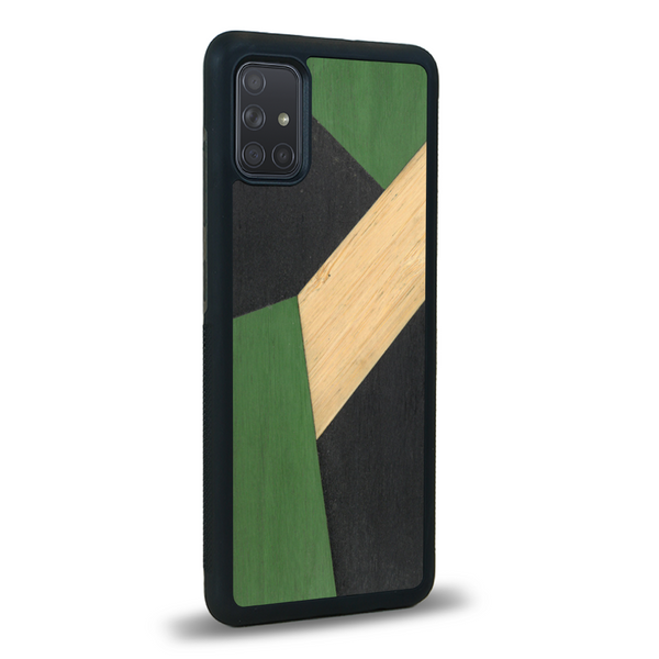Coque de protection en bois véritable fabriquée en France pour Samsung A02S alliant du bambou, du tulipier vert et noir en forme de mosaïque minimaliste sur le thème de l'art abstrait