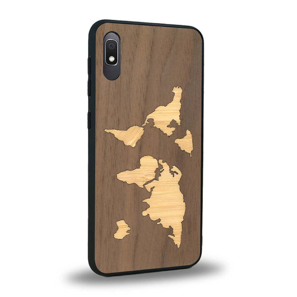 Coque de protection en bois véritable fabriquée en France pour Samsung A10 alliant du bambou et du noyer sur le thème du voyage et de l'aventure représentant une mappemonde