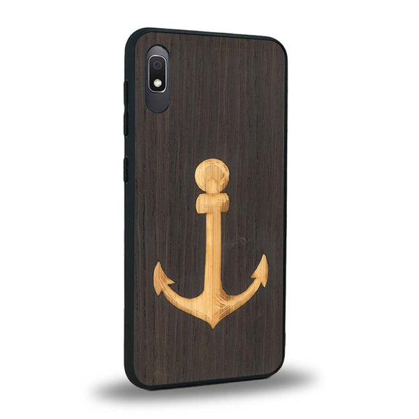 Coque de protection en bois véritable fabriquée en France pour Samsung A10 sur le thème nautique avec un bois clair et un bois foncé représentant une ancre de bateau