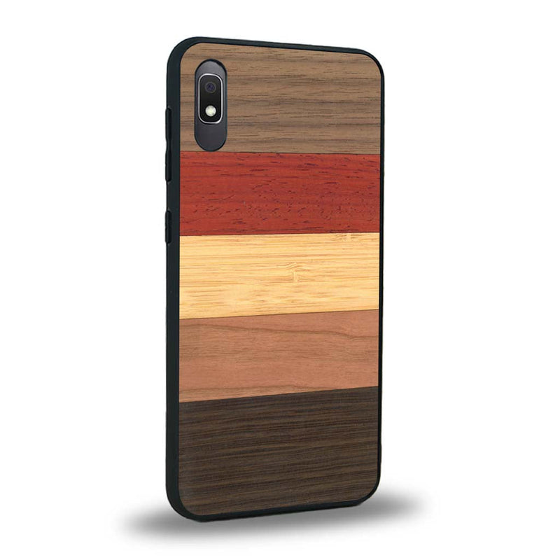 Coque de protection en bois véritable fabriquée en France pour Samsung A10 alliant des bandes horizontales de bambou, merisier, padouk, noyer et chêne fumé