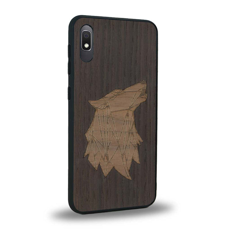 Coque de protection en bois véritable fabriquée en France pour Samsung A10 alliant du chêne fumé et du noyer représentant une tête de loup géométrique de profil sur le thème des animaux et de la nature