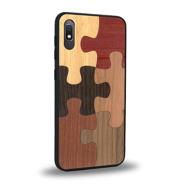 Coque de protection en bois véritable fabriquée en France pour Samsung A10 représentant un puzzle en six pièces qui allie du chêne fumé, du noyer, du bambou, du padouk, du merisier et de l'acajou