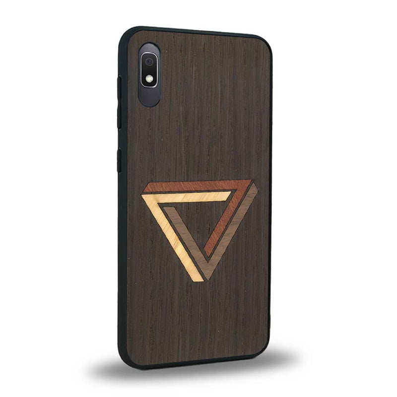 Coque de protection en bois véritable fabriquée en France pour Samsung A10 sur le thème de l'art géométrique qui allie du chêne fumé, du noyer, du bambou et du padouk représentant le triangle de penrose