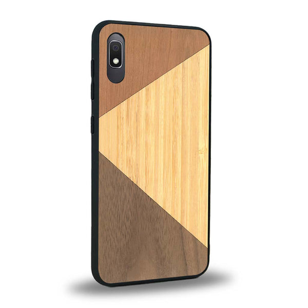 Coque de protection en bois véritable fabriquée en France pour Samsung A10 alliant du merisier, du noyer et du bambou formant chacun deux triangles et un trapèze avec deux jointures en diagonale sur le thème de l'art abstrait