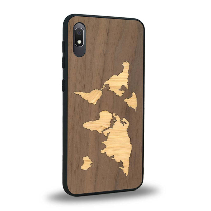 Coque de protection en bois véritable fabriquée en France pour Samsung A10E alliant du bambou et du noyer sur le thème du voyage et de l'aventure représentant une mappemonde