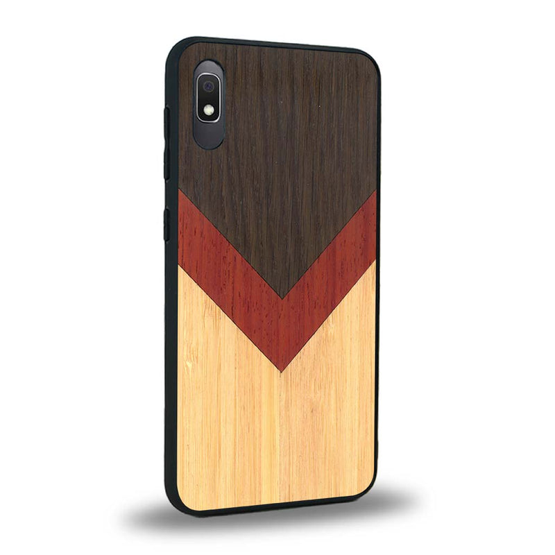 Coque de protection en bois véritable fabriquée en France pour Samsung A10E alliant du chêne fumé, du padouk et du bambou en forme de chevron sur le thème de l'art abstrait