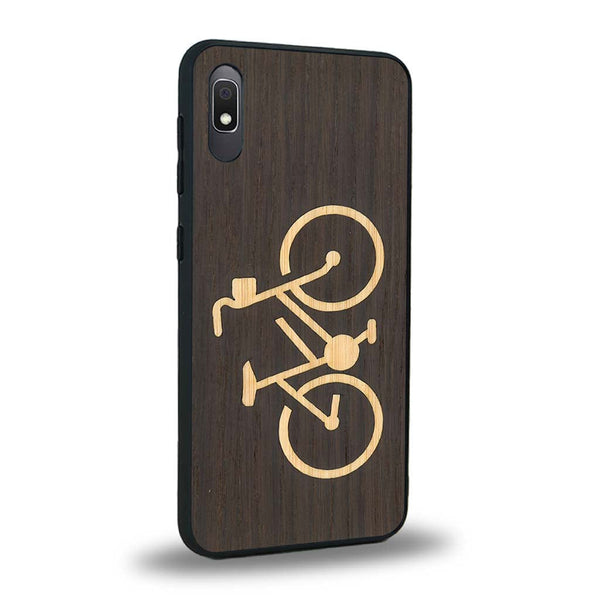 Coque de protection en bois véritable fabriquée en France pour Samsung A10E sur le theme du vélo et de l'outdoor qui allie du bambou et du chêne fumé représentant un vélo